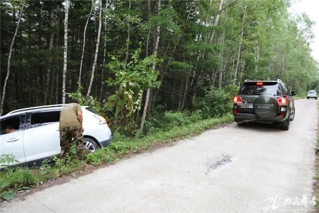  现场|“看到营区飘扬的国旗时，我知道我们有救了！”