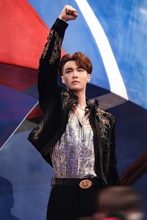  易烊千玺|易烊千玺火焰舞台，刘雨昕卡点引发舒适，张艺兴空中抚琴，街舞决赛亮点多