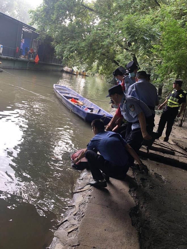  王强|庐阳城管南淝河救下轻生男子