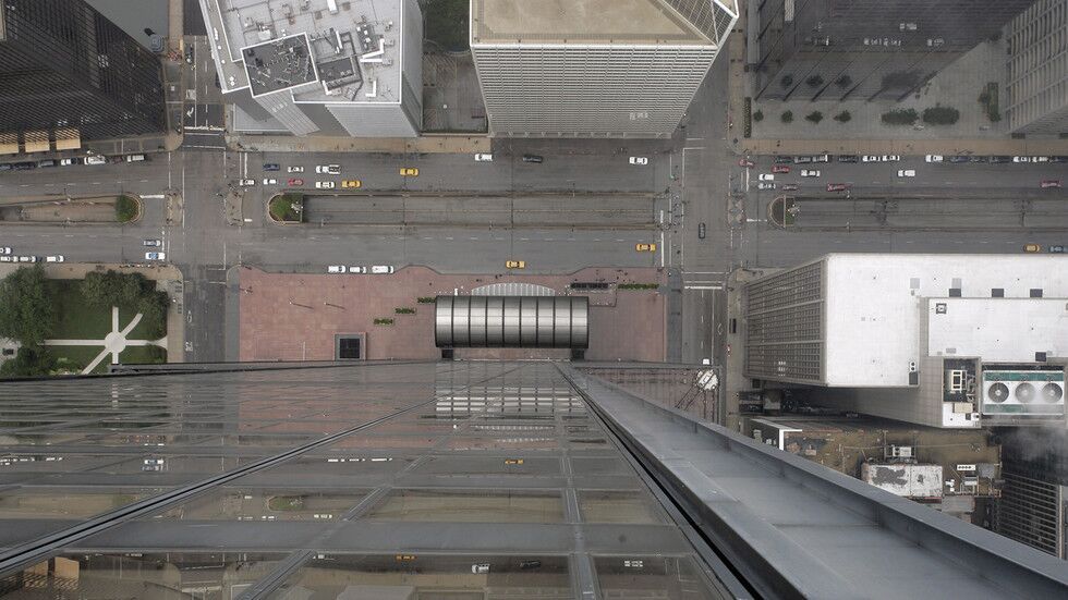 警察|警察抓捕嫌犯时跟着嫌犯从13楼跳下，不仅幸运存活还成功抓捕嫌犯