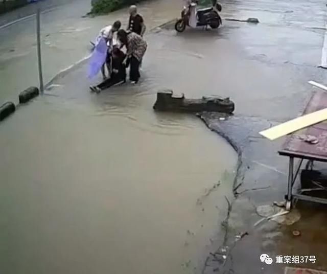  驴肉馆|裸露的护城河、缺席3年的护栏、1场暴雨，52分钟4人落水两人丧生