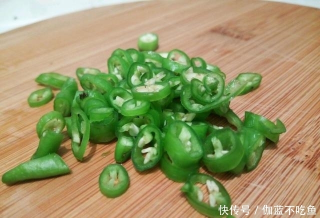 此个|腌辣椒不要只放盐了,学会此个秘制腌法,香辣美味,比吃肉还香
