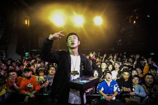  中国|《地下8英里》VS《中国新说唱》，谁的歌更狠？