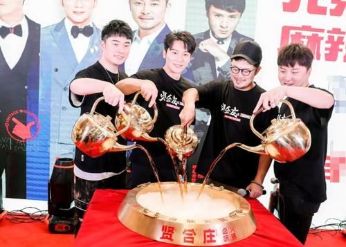 录制|《奔跑吧》录制结束后,再次看到跑男3位MC同框,老粉集体泪目了