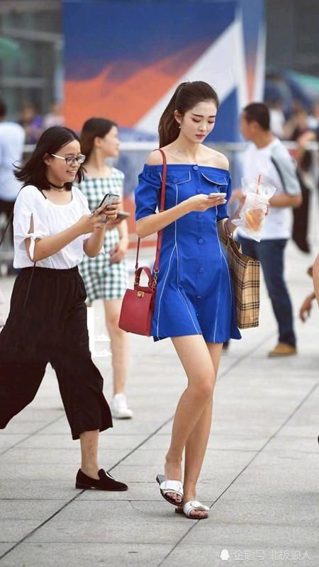  让自己的美丽简单而|清凉时尚的小姐姐，休闲凉鞋秀出动人身姿，让美丽简单而不平凡