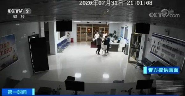 调查|遇到扫码就躲！他还把存款、车、店全放女友名下，警察调查发现...