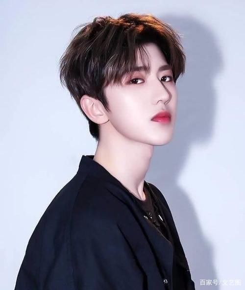  李晨|跑男合照42岁李晨P图太猛比蔡徐坤还嫩，网友调侃滤镜比城墙还厚