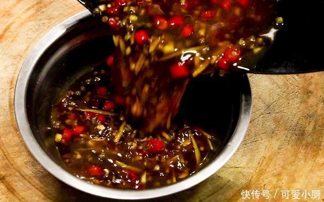  家常|酱拌脆黄瓜的家常做法，酸爽酥脆，十分开胃的一道菜