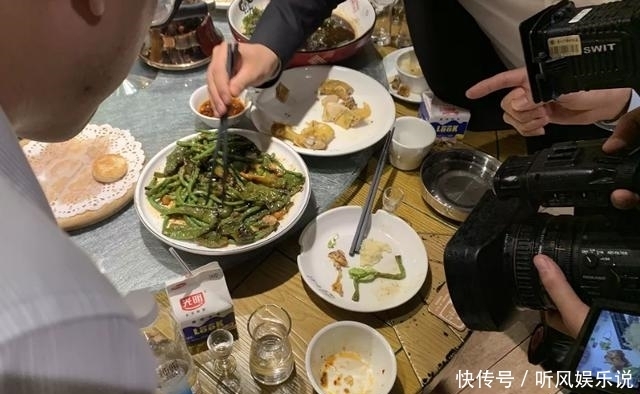 香糖的东西|饭店聚餐吃出异物,像是被嚼过的“口香糖”?服务员揭开真相…
