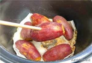  好吃|把红薯直接扔进电饭锅，不用烤箱，出锅比烤的还好吃，又甜又面
