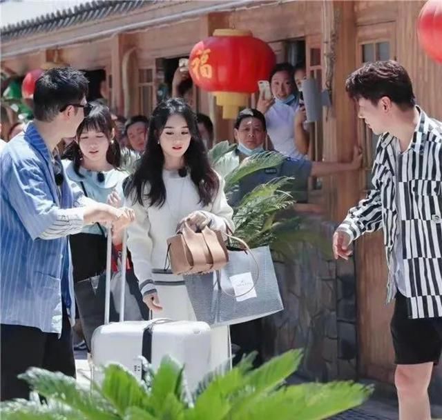 中餐厅|《中餐厅》刚播到第二期,赵丽颖罕见落泪,知道真相后网友:心疼