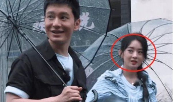  村民|赵丽颖和村民打招呼没人理，脸上的表情太尴尬，怕是忘了有镜头