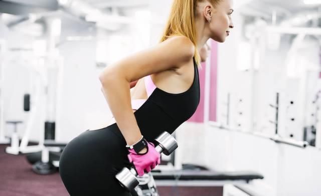  肌肉|健身只练肌肉可不行练好核心才是王道，4个哑铃动作强化你的核心