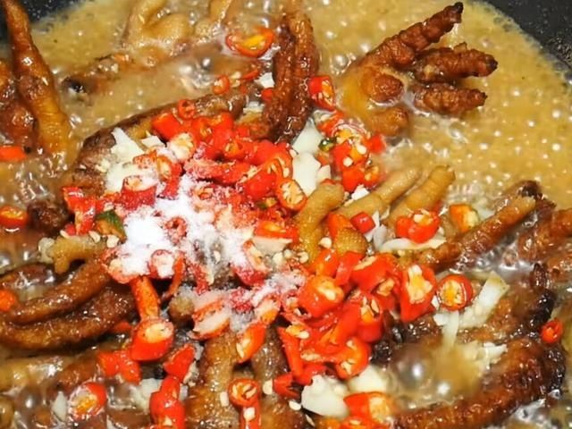  入适量|“虎皮鸡爪”这样做，软烂入味，好吃不腻，并伴有淡淡的清香味