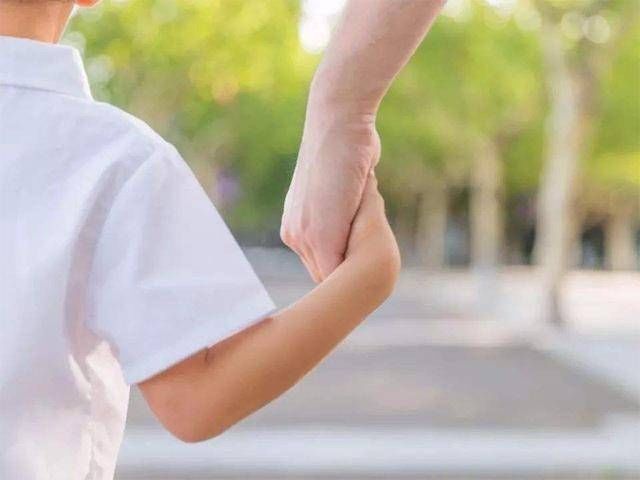 老人|老人嫌孩子让座慢，直接把娃的书包丢在地上，宝爸干脆不让了