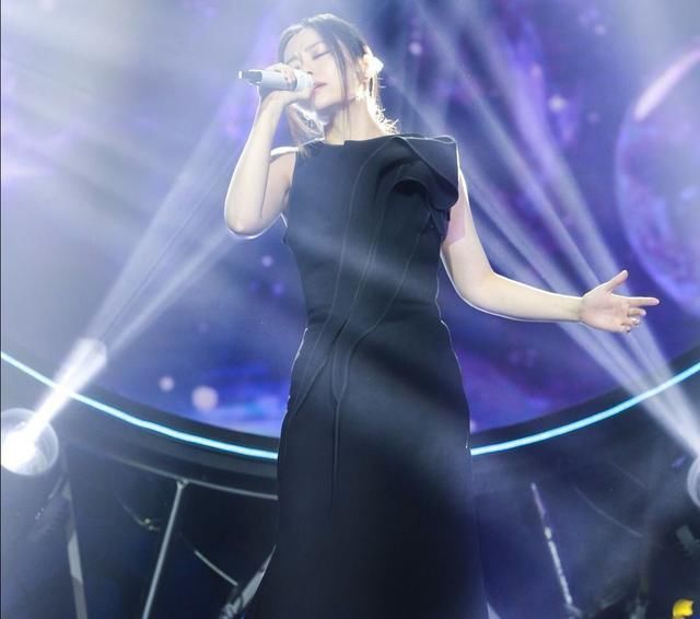  歌词|张靓颖成《新说唱》导师，歌词暗讽圈内女星：说唱实力能否被认可