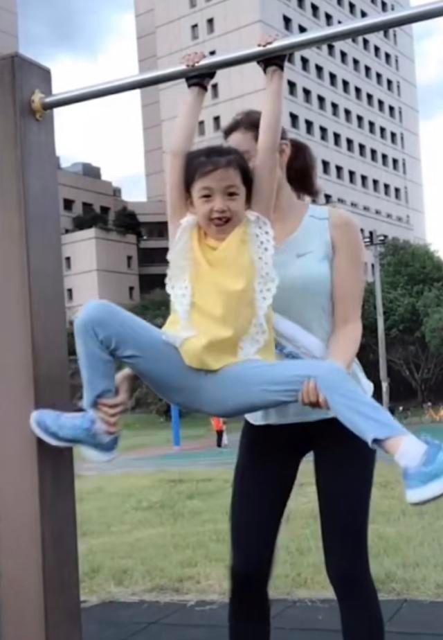  拥有|《爸哪儿》小泡芙长大了！7岁拥有大长腿，公园练单杠秒变女汉子