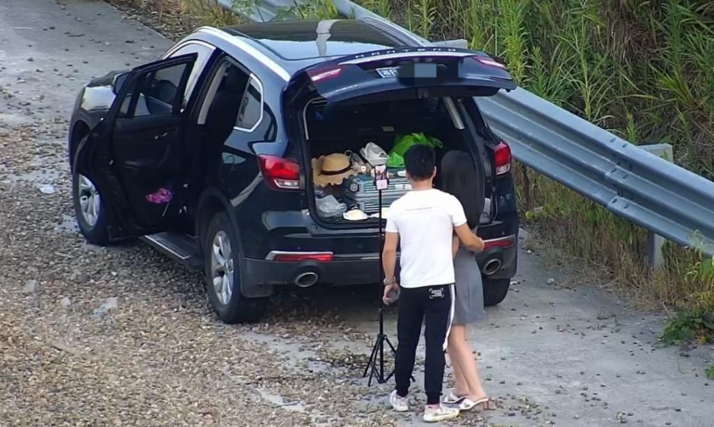  交警|一对情侣高速避险车道违停自拍，还互相喂蛋糕……罚！