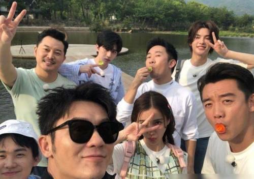 或许|蔡徐坤登台领奖时,谁注意到了baby浮夸的表情,导演组都没敢给其镜头