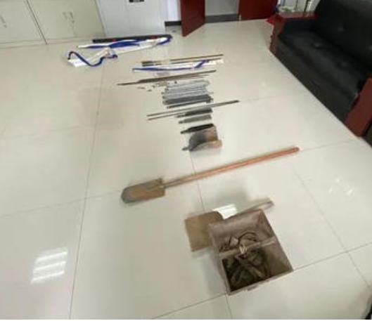 放弃|四人合谋盗墓,挖一米放弃,原因让人哭笑不得