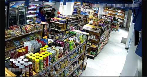 制止|便利店里连吃带喝拒不付款，被制止竟然动手，结果挨了打，店员正当防卫无责