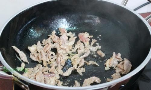  丝瓜炒肉|进入8月，夏天吃这瓜，加肉鲜香味美，营养全面