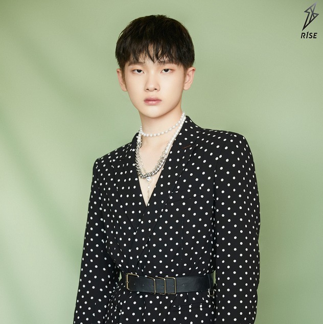  着装|R1SE《超新星》全员黑色着装，刘也带伤上阵，仅1人未穿外套