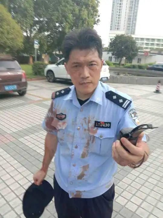 银手镯|新区一男子企图将民警扑倒在地，结果……酒醒后速提“银手镯”