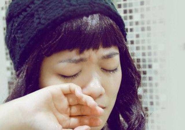  化解|不敢在家哭！年轻妈妈连续加班地铁站泪崩，却被陌生人的拥抱化解