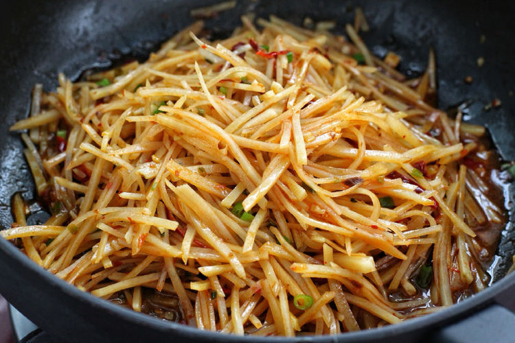  豆瓣酱|土豆这样做最爽口，两块钱炒一盘，酸辣开胃真过瘾，拌米饭吃两碗