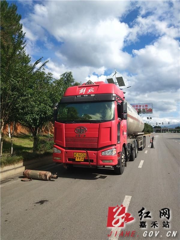 帮忙|油罐车高速公路抛锚 运管所伸援手来帮忙