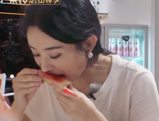  赵丽颖|赵丽颖西瓜吃播一幕你不能错过！果然毁掉女神的行为就是吃瓜！