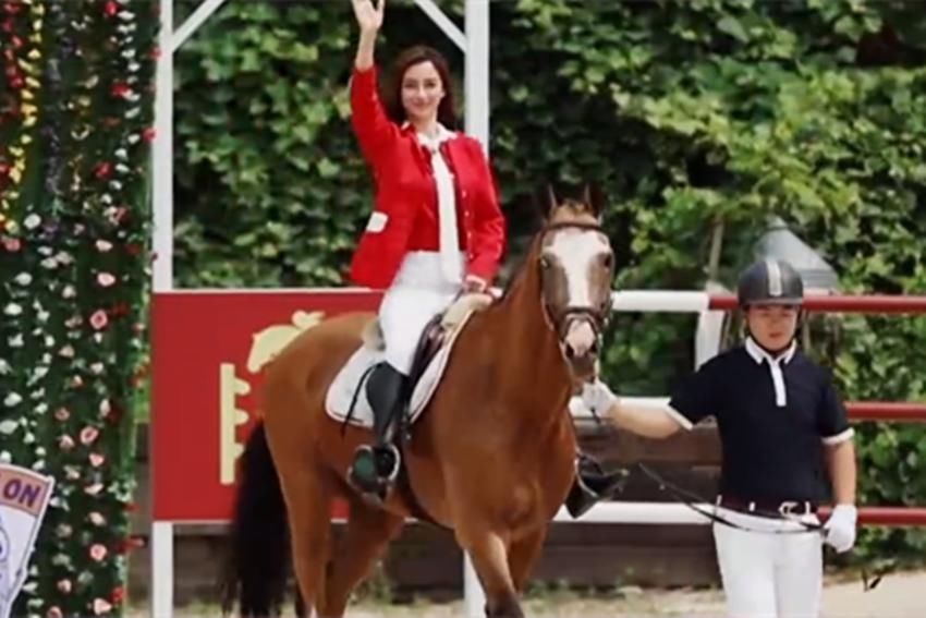  白裤子|《奔跑吧》baby路透图流出，路人镜头直怼之下，这腿是真实的吗？