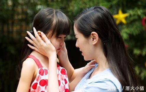 伸手|为什么宝宝被骂哭后,仍会伸手让妈妈抱知道原因很心疼