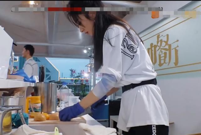  记性|中餐厅：赵丽颖又遇上坏桃，这一次的解决方法出人意料，终于长记性