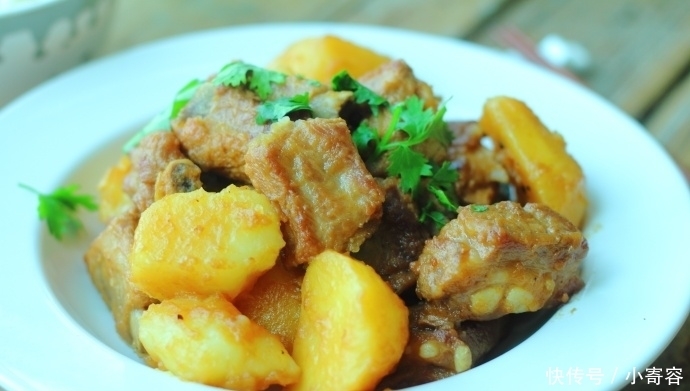 汤汁|土豆炖排骨,这样做,半小时轻轻松松出锅,好吃得连汤汁都不剩