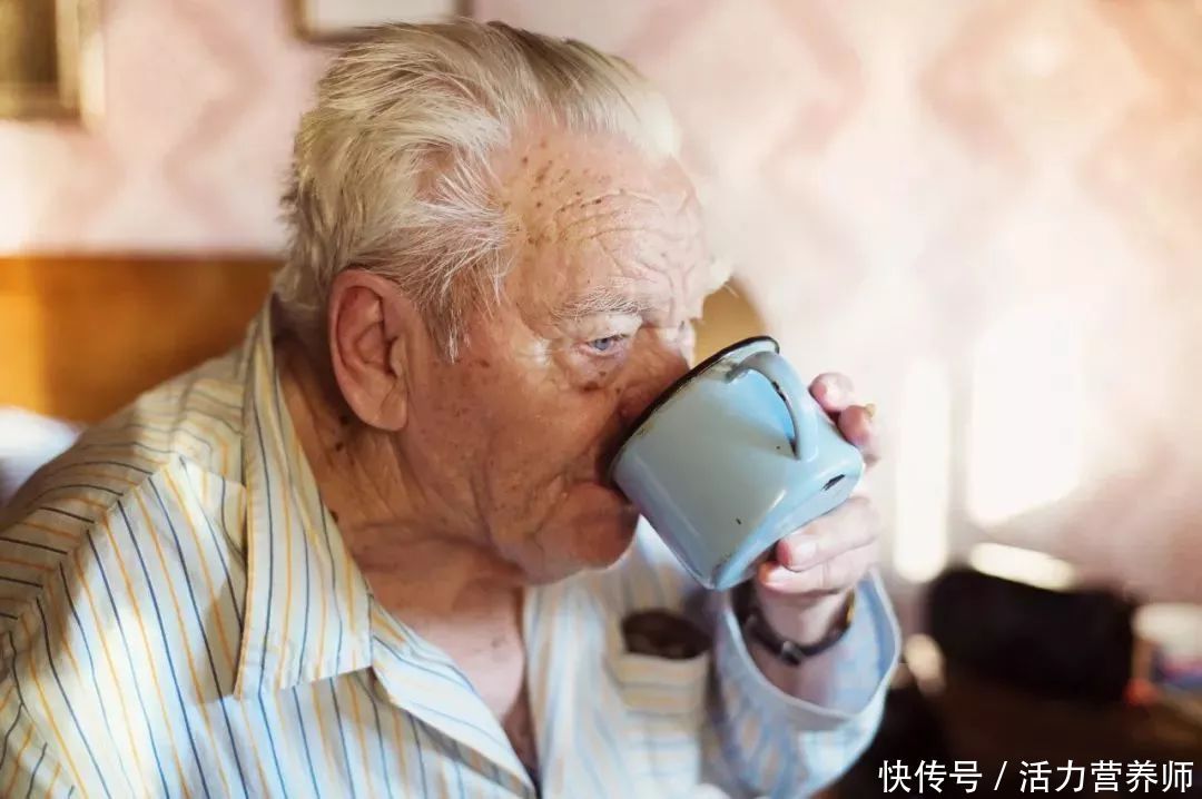 空腹喝水有什么好处与坏处(一直空腹喝水，危害比不吃早餐还要大？奉劝：3种水别再空腹喝了)