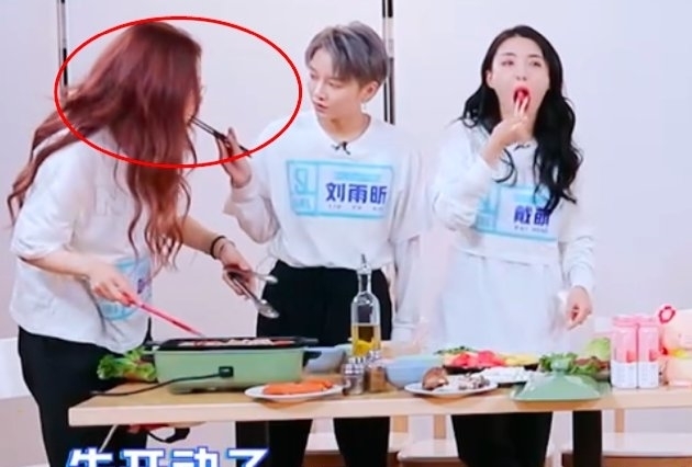 烦恼|刘雨昕临近总决赛很轻松,与劲敌喻言互相打闹,不为争C位而烦恼