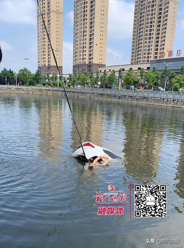  有人|突发！荆门一男子驾车冲入湖中，车上载着母亲！紧急关头，有人跳湖救人