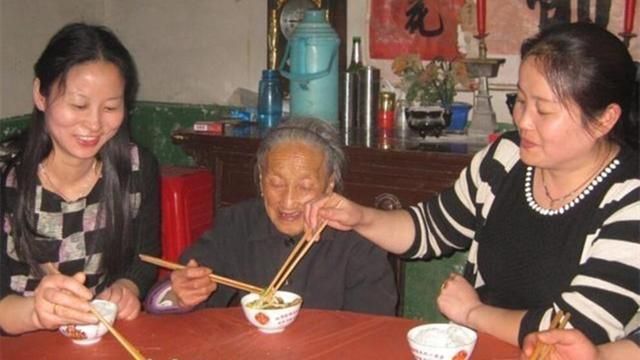 照顾|农村养老怪象“轮月养老”，儿女平均孝顺，老人一语道出其中的苦
