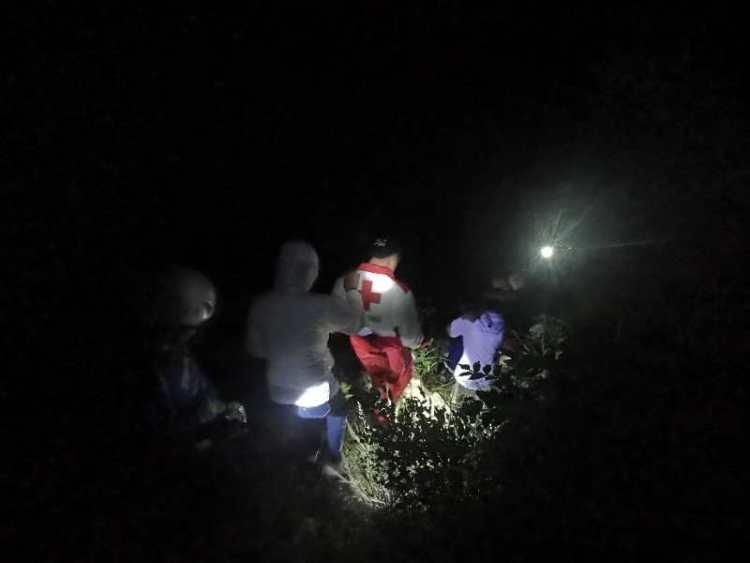  当晚|四人一狗被困三标山，饥渴难耐！救援队砍刀开路，连夜搜救