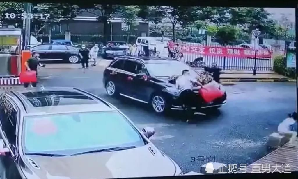  婚车|痛惜！奔驰婚车失控，突然加速撞死俩姐弟，其弟弟才6个月