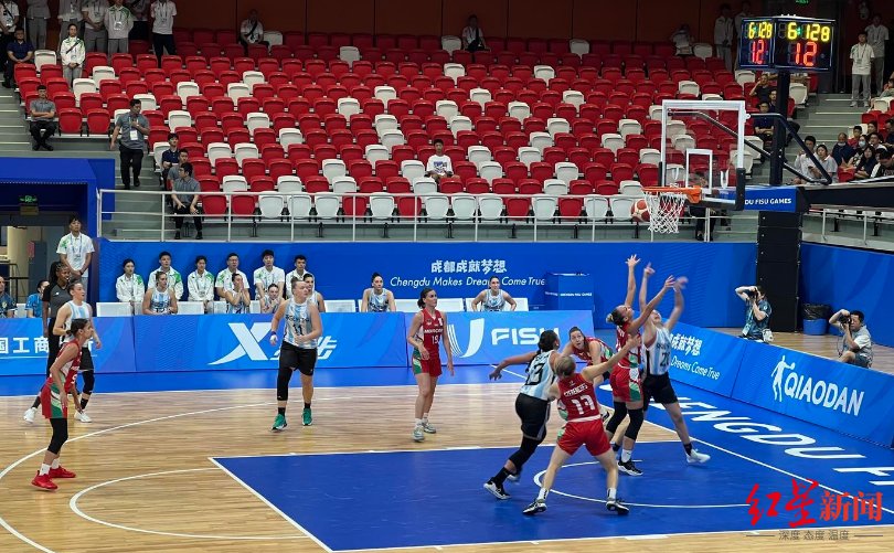 阿根廷女篮不敌匈牙利队，阿根廷男篮队员携带手鼓现场高歌助威
