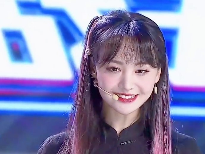  颜值|郑爽参加电竞综艺节目，直播时忘记开美颜，这颜值没看错吧？