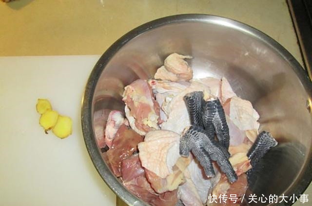 鸡肉|还在喝老母鸡汤吗这道鸡肉的做法，好吃到舔手指，上桌就能光盘