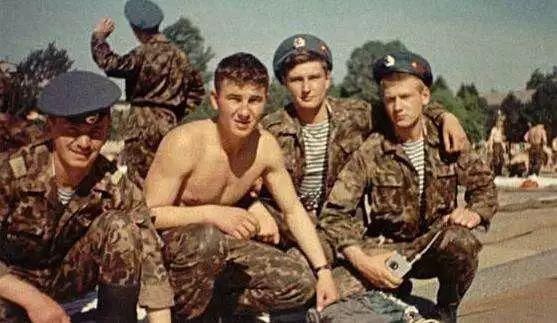 二战中|一组老照片；苏军俘虏第一位德国元帅及苏军入侵布拉格