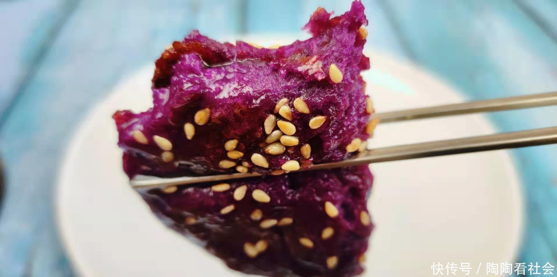 紫薯|紫薯别再蒸着吃啦,加点糯米粉搅一搅,我家这样做总是吃不够