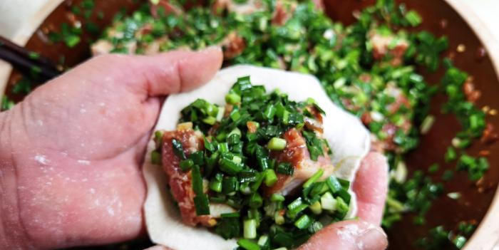 立秋前|立秋前,遇到此碱性蔬菜,我从不还价,维C含量极高,蒸包子最香