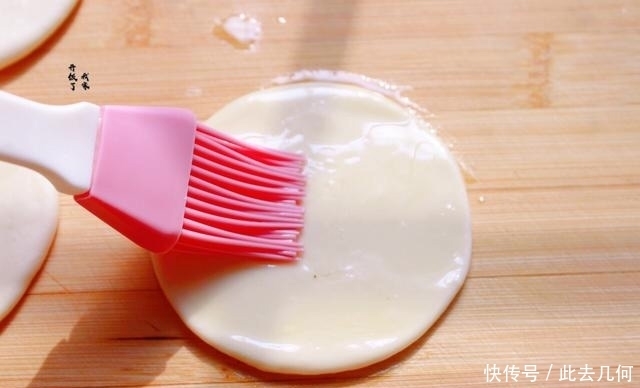 春饼|这饼一锅可出16张,比纸还透亮,柔软筋道,卷啥都好吃,简单易学