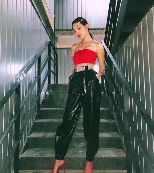  完美|“腿精”称号名不虚传，异域风也能完美驾驭，是许多女孩的女神了